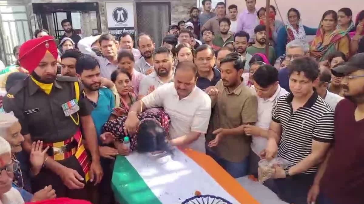 Almora: अल्मोड़ा ने नम आंखों से दी शहीद लेफ्टिनेंट बीरेश्वर गोस्वामी को अंतिम विदाई, सैन्य सम्मान के साथ हुआ अंतिम संस्कार