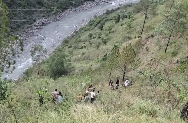 Chamoli: घेस सड़क पर अनियंत्रित होकर खाई में गिरी टैक्सी, चार लोगों की मौके पर मौत और तीन घायल