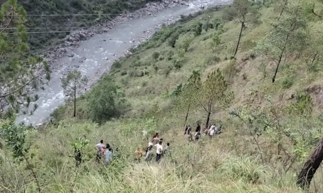 Chamoli: घेस सड़क पर अनियंत्रित होकर खाई में गिरी टैक्सी, चार लोगों की मौके पर मौत और तीन घायल