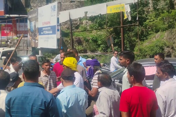 Uttarakhand: हेमकुंड यात्रा के दौरान कर्णप्रयाग में बवाल, श्रद्धालुओं और स्थानीय लोगों की झड़प से हाईवे जाम