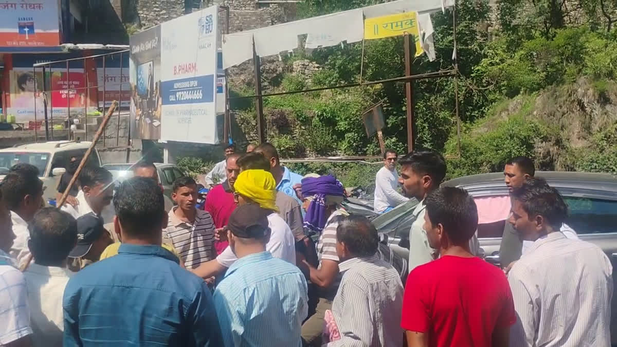 Uttarakhand: हेमकुंड यात्रा के दौरान कर्णप्रयाग में बवाल, श्रद्धालुओं और स्थानीय लोगों की झड़प से हाईवे जाम