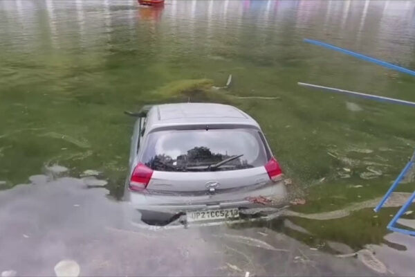 Nainital: अनियंत्रित होकर सरिता ताल में गिरी पर्यटकों की कार, स्थानीय लोगों के साहसिक रेस्क्यू से टला बड़ा हादसा