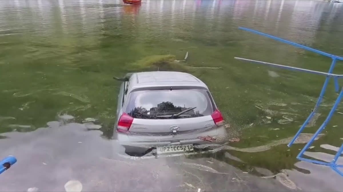 Nainital: अनियंत्रित होकर सरिता ताल में गिरी पर्यटकों की कार, स्थानीय लोगों के साहसिक रेस्क्यू से टला बड़ा हादसा