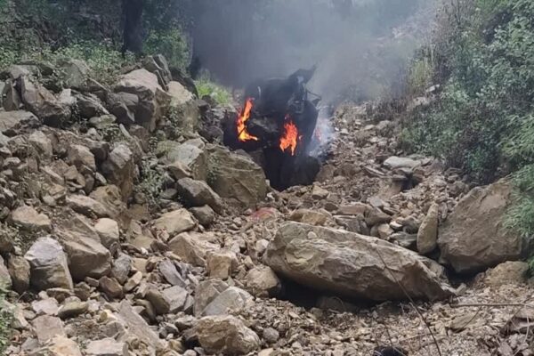 Uttarakhand: लोहाघाट में 500 मीटर गहरी खाई में गिरी कार में लगी आग, स्वामी समेत दो की मौत
