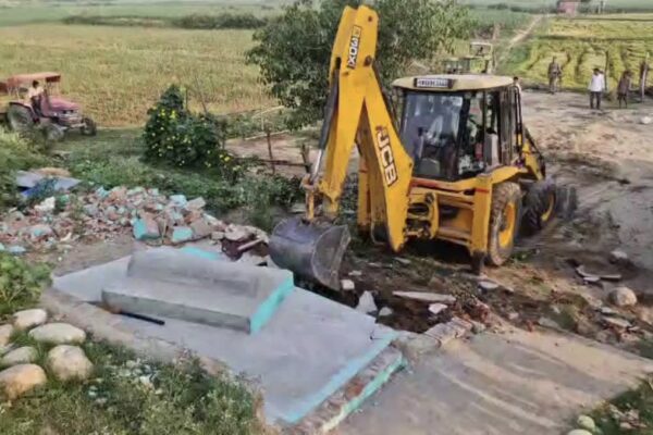 Uttarakhand: नानकमत्ता में नानक सागर डैम किनारे सरकारी भूमि से अवैध मजार हटाई गई, प्रशासन की बड़ी कार्रवाई