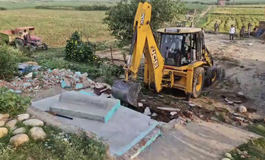 Uttarakhand: नानकमत्ता में नानक सागर डैम किनारे सरकारी भूमि से अवैध मजार हटाई गई, प्रशासन की बड़ी कार्रवाई
