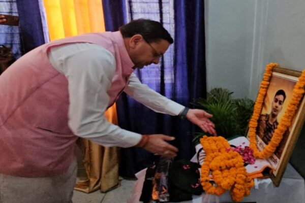 Almora: शहीद लेफ्टिनेंट बीरेश्वर गोस्वामी को श्रद्धांजलि देने अल्मोड़ा पहुंचे मुख्यमंत्री धामी, स्मृति में बनेगा भव्य गेट