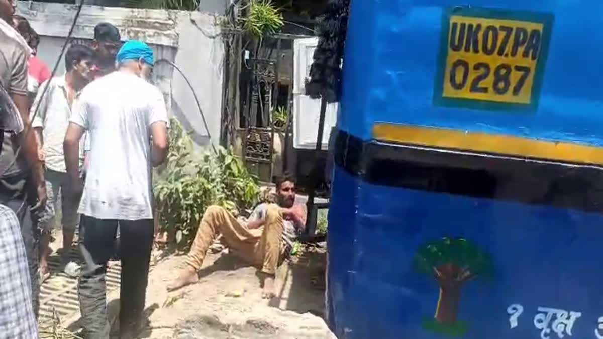 Dehradun: चालक को अचानक दौरा पड़ने के बाद अनियंत्रित हुई सिटी बस, 6 घायल और एक की गई जान