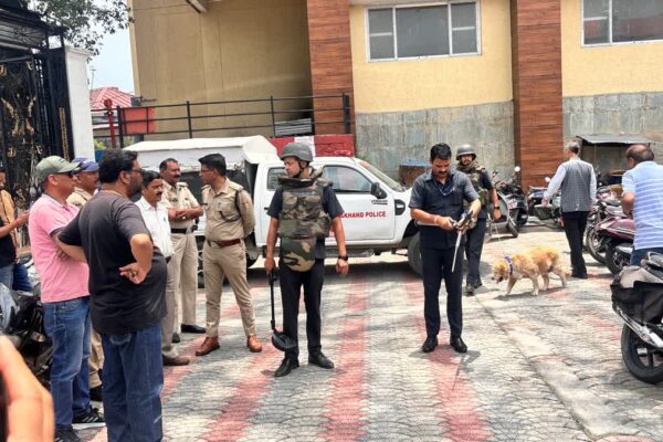 Dehradun: बम धमकियों के बाद चारधाम में सुरक्षा कड़ी, बीकेटीसी अध्यक्ष ने डीजीपी से की सुरक्षा पर चर्चा