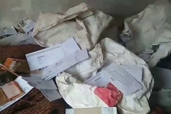 chamoli: डेढ़ साल तक कमरे में छिपाकर रखी डाक, पोस्टमैन की लापरवाही से आधार, पैन और एटीएम कार्डों का अंबार बरामद