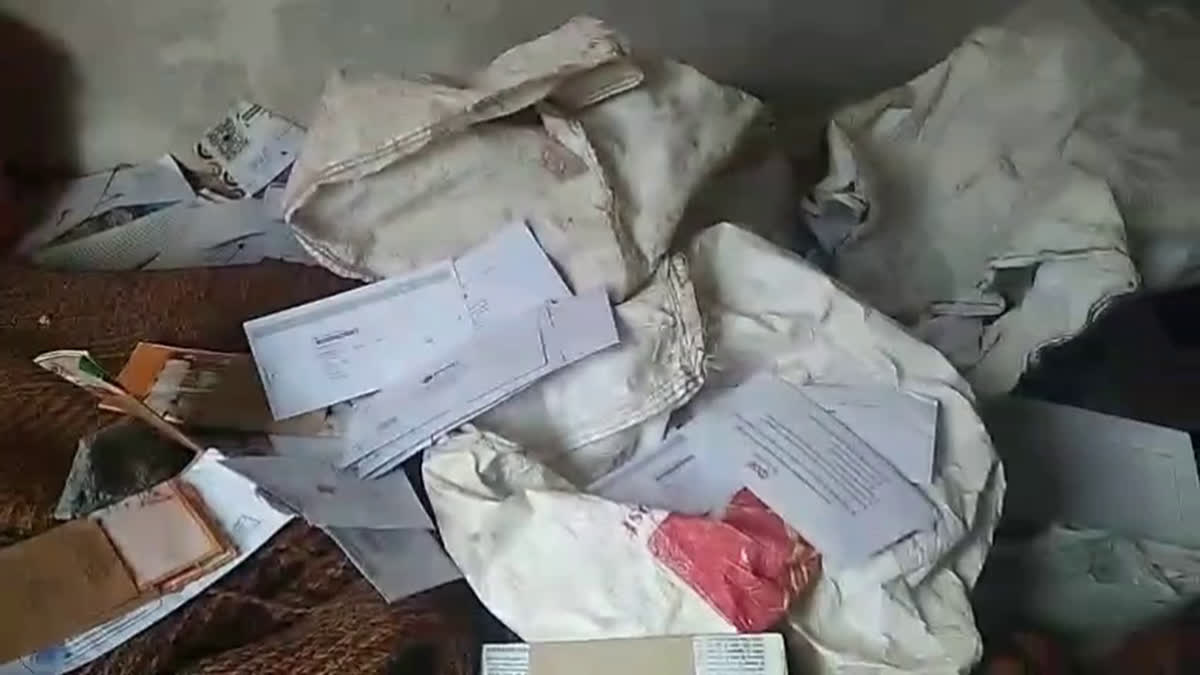 chamoli: डेढ़ साल तक कमरे में छिपाकर रखी डाक, पोस्टमैन की लापरवाही से आधार, पैन और एटीएम कार्डों का अंबार बरामद