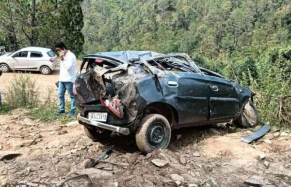 Almora: अल्मोड़ा में भीषण सड़क हादसा, खाई में गिरी कार से चार लोगों की मौत, दो गंभीर घायल