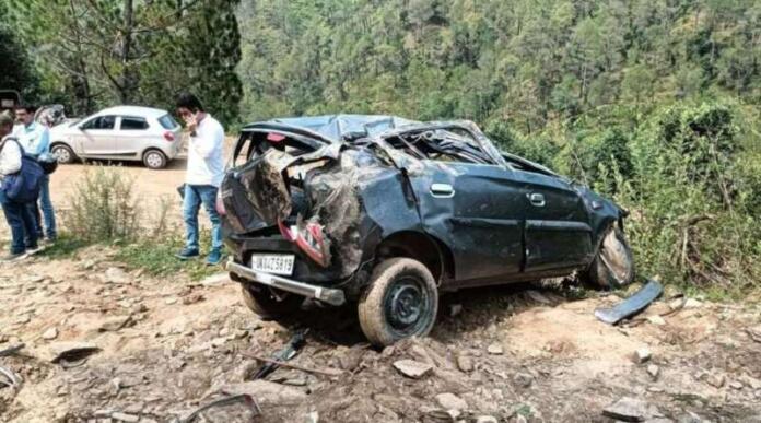 Almora: अल्मोड़ा में भीषण सड़क हादसा, खाई में गिरी कार से चार लोगों की मौत, दो गंभीर घायल