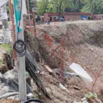 Haldwani: हल्द्वानी में बारिश का कहर, निर्माणाधीन परिसर की दीवार गिरने से धंसी मुख्य सड़क, यातायात डायवर्ट