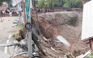 Haldwani: हल्द्वानी में बारिश का कहर, निर्माणाधीन परिसर की दीवार गिरने से धंसी मुख्य सड़क, यातायात डायवर्ट
