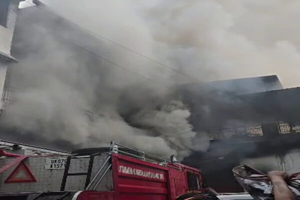 Dehradun: देहरादून के त्यागी रोड स्थित कार एसेसरीज की दुकान में भीषण आग, बाजार में मची अफरा तफरी