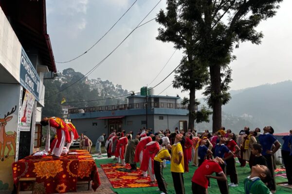 Almora: सीएम मेमोरियल स्कूल में अंतरराष्ट्रीय योग दिवस पर भव्य योग शिविर, पूर्व विधायक और ब्लॉक प्रमुख ने बढ़ाया उत्साह