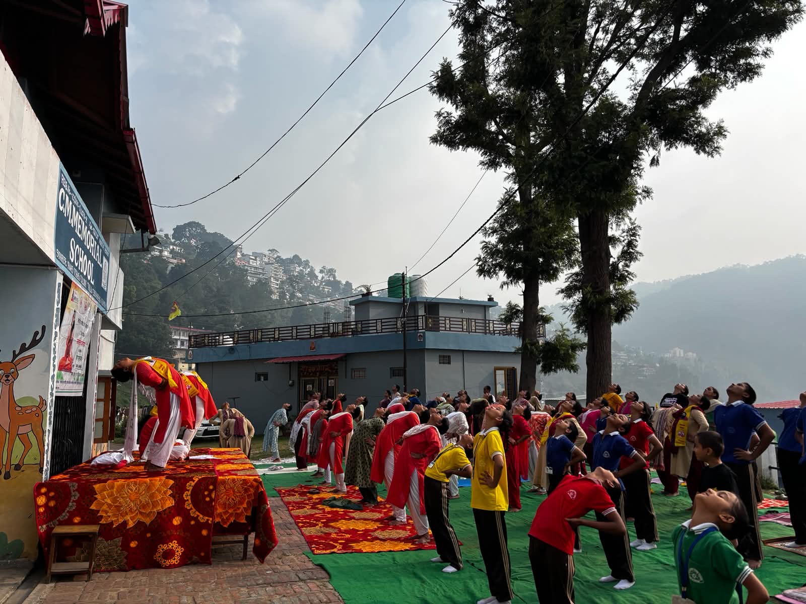 Almora: सीएम मेमोरियल स्कूल में अंतरराष्ट्रीय योग दिवस पर भव्य योग शिविर, पूर्व विधायक और ब्लॉक प्रमुख ने बढ़ाया उत्साह