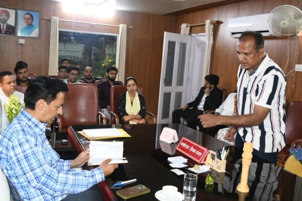 Haldwani: जनता मिलन में आयुक्त दीपक रावत का सख्त एक्शन, लंबित भूमि विवादों और अवैध खरीद फरोख्त पर कड़े निर्देश
