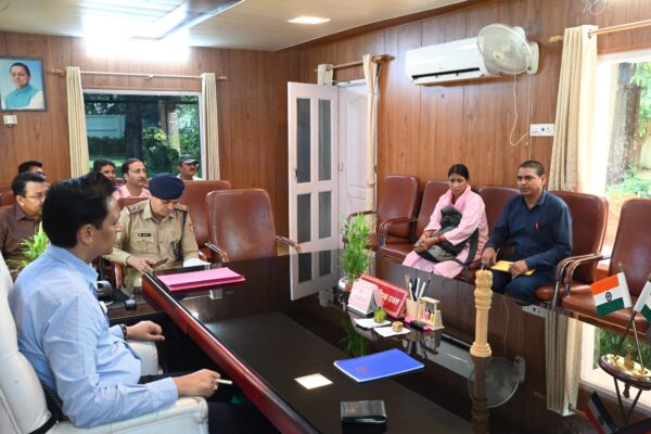 Haldwani: जनसुनवाई में एक्शन मोड में दिखे आयुक्त दीपक रावत, भूमि विवाद से धोखाधड़ी तक कई मामलों का मौके पर कराया निस्तारण