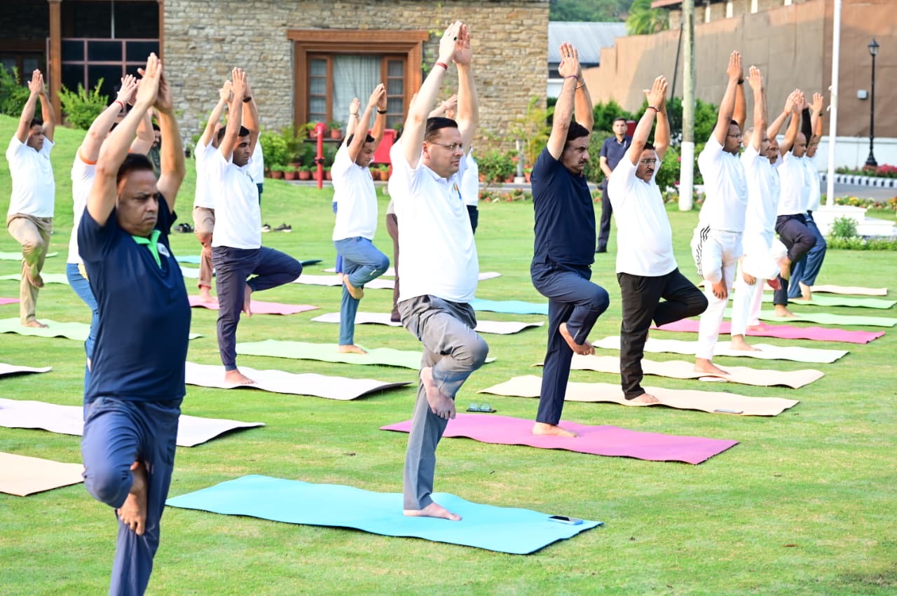 Dehradun: अंतरराष्ट्रीय योग दिवस की तैयारियों के बीच मुख्यमंत्री ने किया योगाभ्यास, स्वस्थ और संतुलित जीवन के लिए दिया विशेष संदेश