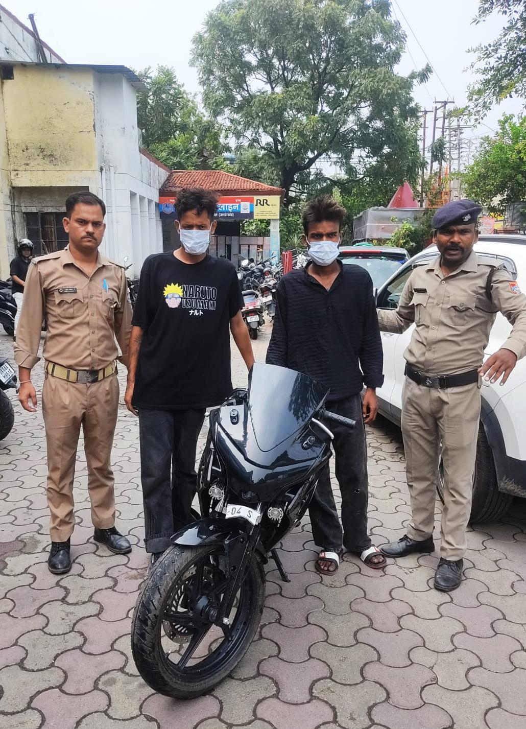 Haldwani: नैनीताल पुलिस की बड़ी कार्रवाई, मोटरसाइकिल पर बैठाकर लूटपाट करने वाले दो आरोपी गिरफ्तार