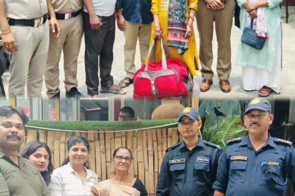 Nainital: मुखानी और कैंची धाम में नैनीताल पुलिस ने लौटाया लाखों का खोया सामान, यात्रियों ने जताया आभार