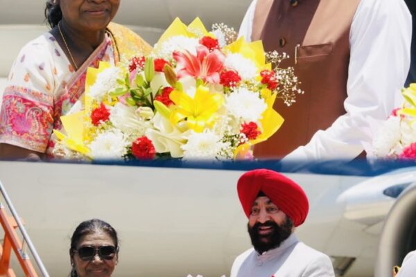 Dehradun: राष्ट्रपति द्रौपदी मुर्मु पहुंचीं देहरादून, जॉलीग्रांट एयरपोर्ट पर राज्यपाल गुरमीत सिंह और मुख्यमंत्री धामी ने किया स्वागत