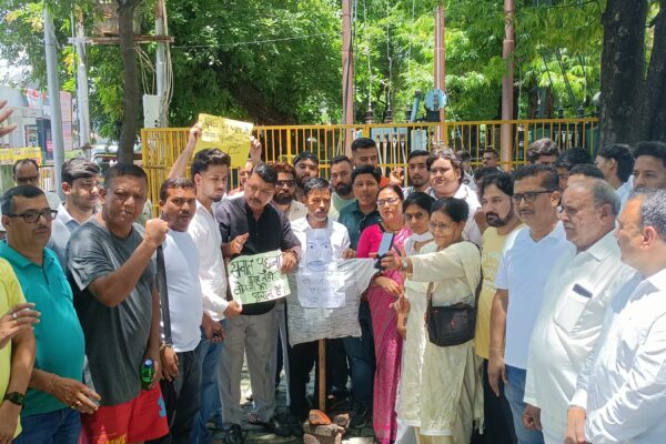 Haldwani: दिल्ली में छात्रों पर लाठीचार्ज के विरोध में हल्द्वानी में कांग्रेस का प्रदर्शन, भाजपा सरकार का फूंका पुतला