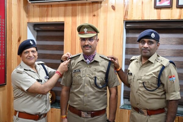 Haldwani: मुखानी थानाध्यक्ष सुशील जोशी बने निरीक्षक, एसएसपी नैनीताल ने पीपिंग सेरेमनी में पहनाए सितारे