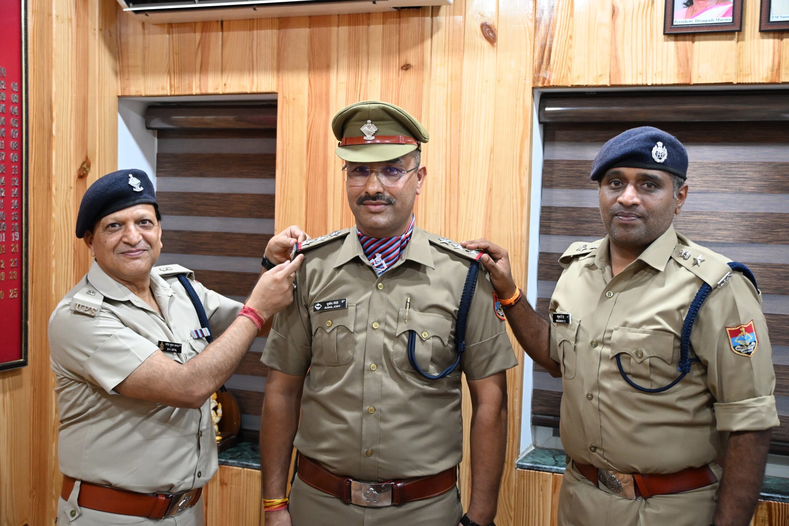 Haldwani: मुखानी थानाध्यक्ष सुशील जोशी बने निरीक्षक, एसएसपी नैनीताल ने पीपिंग सेरेमनी में पहनाए सितारे