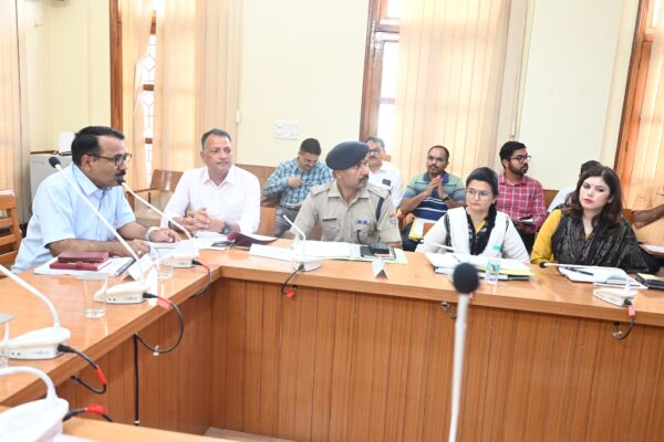 Haldwani: विकास कार्यों पर डीएम ललित मोहन रयाल सख्त, बेतालघाट ट्रॉली की जांच और गुणवत्ता में लापरवाही पर कार्रवाई के निर्देश