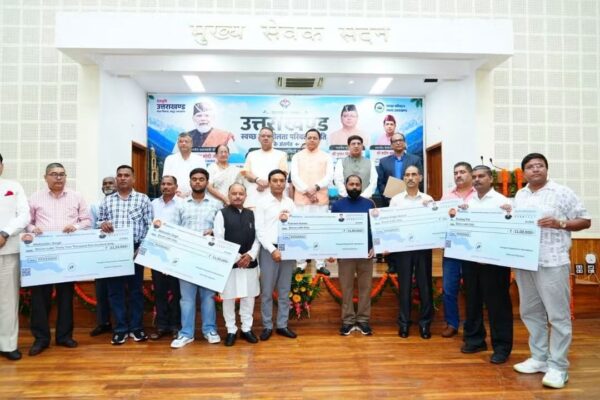 Dehradun: मुख्यमंत्री धामी ने 11 स्वच्छ ईंधन वाहनों को दिखाई हरी झंडी, लाभार्थियों को सब्सिडी चेक सौंपे