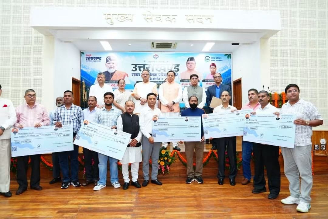 Dehradun: मुख्यमंत्री धामी ने 11 स्वच्छ ईंधन वाहनों को दिखाई हरी झंडी, लाभार्थियों को सब्सिडी चेक सौंपे