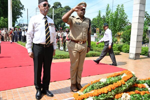 Haldwani: कारगिल विजय दिवस पर हल्द्वानी शहीद स्मारक पहुंचे एसएसपी नैनीताल, वीर शहीदों को दी भावभीनी श्रद्धांजलि