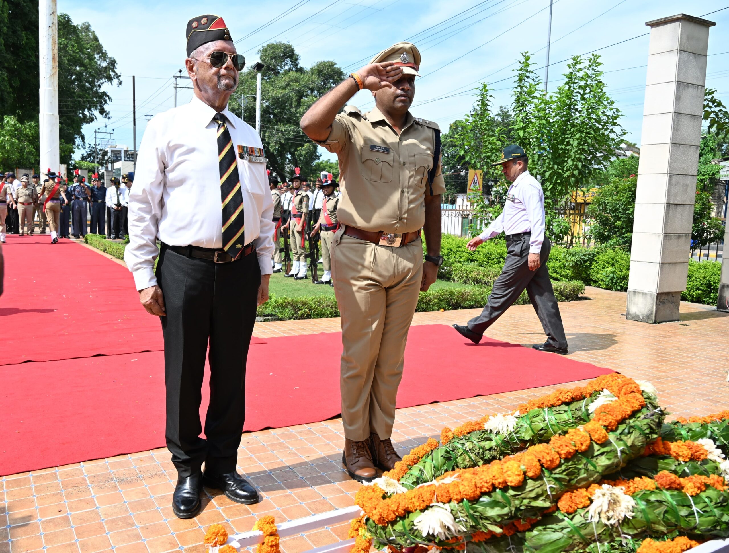 Haldwani: कारगिल विजय दिवस पर हल्द्वानी शहीद स्मारक पहुंचे एसएसपी नैनीताल, वीर शहीदों को दी भावभीनी श्रद्धांजलि