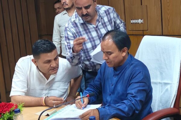 Dehradun: मंत्री राम सिंह कैड़ा ने देहरादून मे शिक्षा मंत्री से की मुलाकात, भीमताल की शिक्षा व्यवस्था मजबूत करने को रखीं कई अहम मांगें
