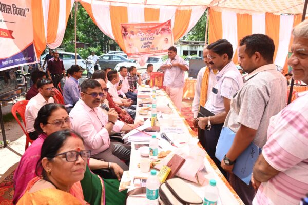 Ramnagar: रामनगर सेवा शिविर में एडीएम ने लगाया न्यायालय, 53 में से 32 शिकायतों का मौके पर निस्तारण