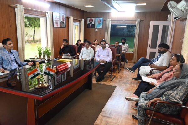 Haldwani: हल्द्वानी जनता मिलन में आयुक्त दीपक रावत का एक्शन मोड, भूमि विवाद, धोखाधड़ी और सीलिंग भूमि मामलों पर दिए सख्त निर्देश
