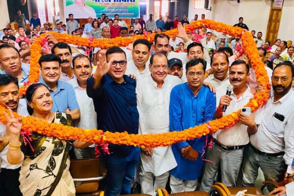 Haldwani: पश्चिम बंगाल कांग्रेस प्रभारी बनने के बाद पहली बार हल्द्वानी पहुंचे प्रकाश जोशी, खरगे की जनसभा को ऐतिहासिक बनाने का आह्वान
