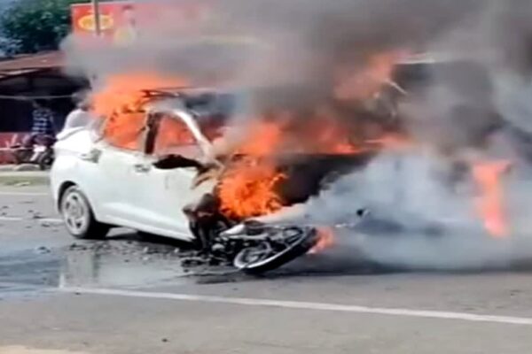 Uttarakhand: भीषण सड़क हादसे के बाद कार और बाइक में लगी आग, दो युवकों की दर्दनाक मौत, चालक फरार