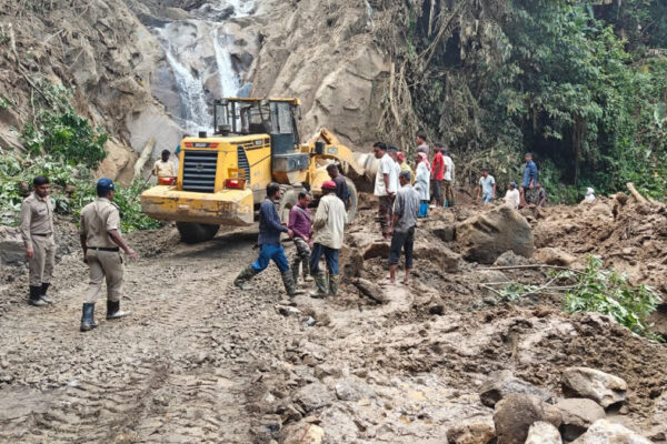 Uttarakhand: उत्तराखंड में बारिश का कहर, पिथौरागढ़ में भूस्खलन से चीन सीमा मार्ग बंद, 50 से अधिक गांवों का संपर्क टूटा
