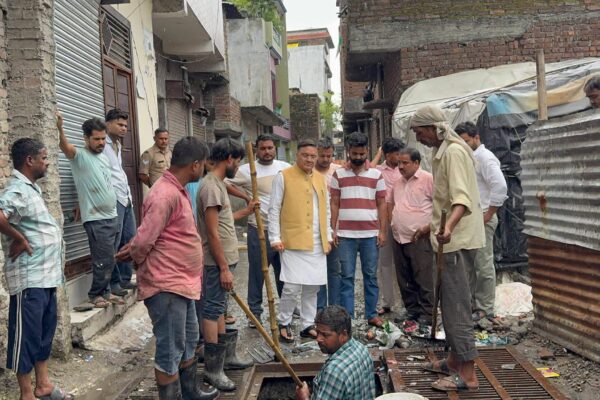 Haldwani: बारिश के बीच महापौर गजराज सिंह बिष्ट ने संभाली कमान, सफाई और जल निकासी व्यवस्था का किया स्थलीय निरीक्षण