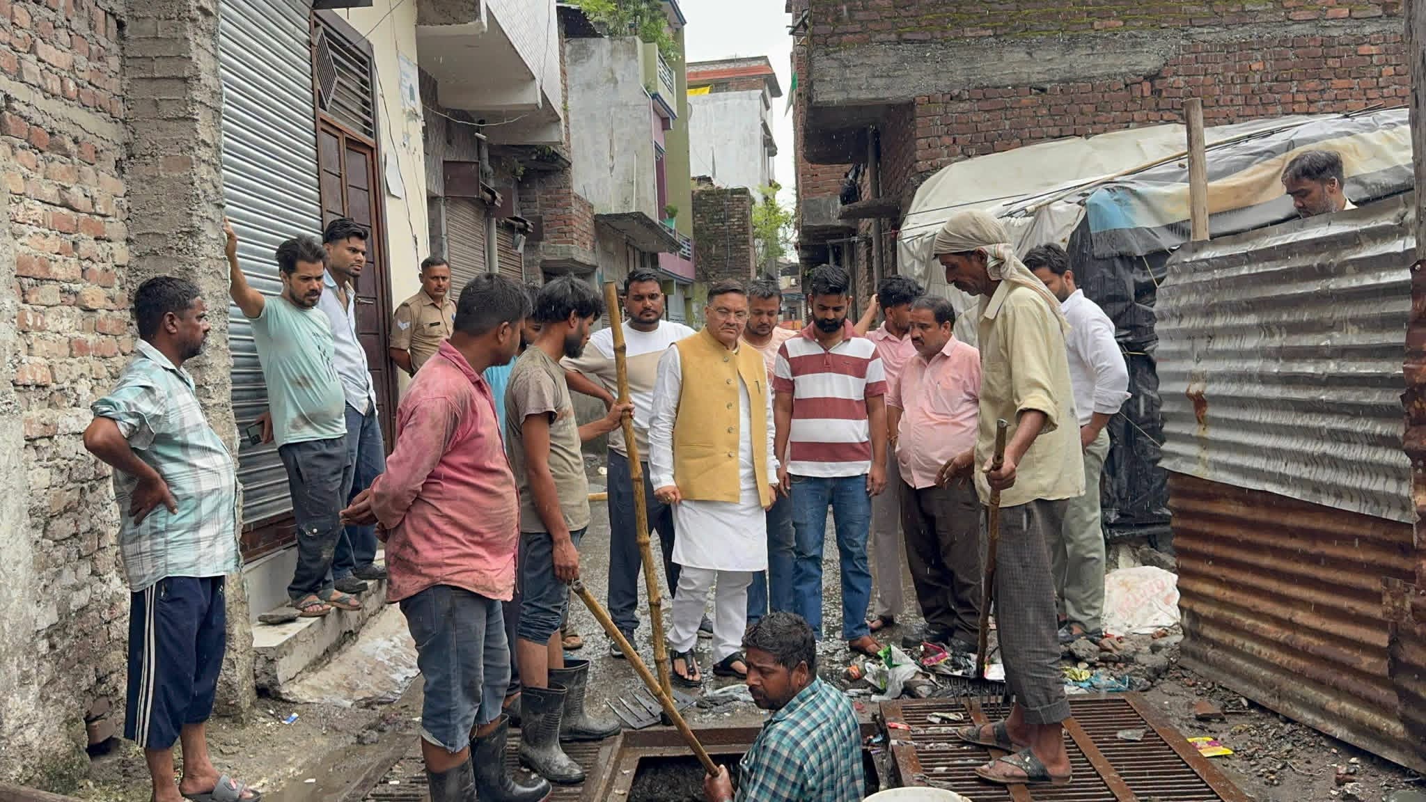 Haldwani: बारिश के बीच महापौर गजराज सिंह बिष्ट ने संभाली कमान, सफाई और जल निकासी व्यवस्था का किया स्थलीय निरीक्षण