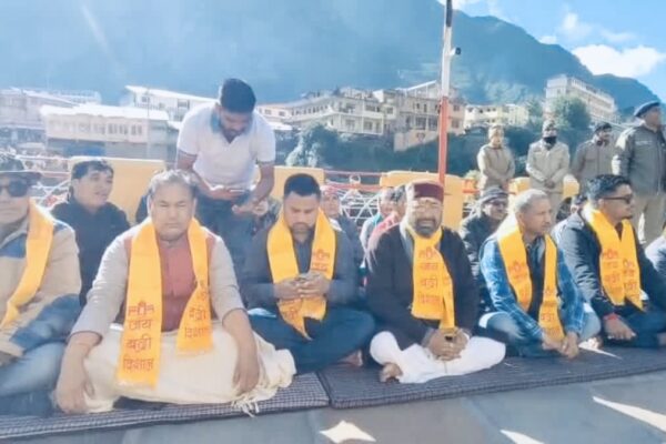 Uttarakhand: बदरीनाथ धाम में कथित चढ़ावा विवाद पर गरमाई सियासत, कांग्रेस विधायक लखपत बुटोला का मौन व्रत, एसआईटी जांच की मांग