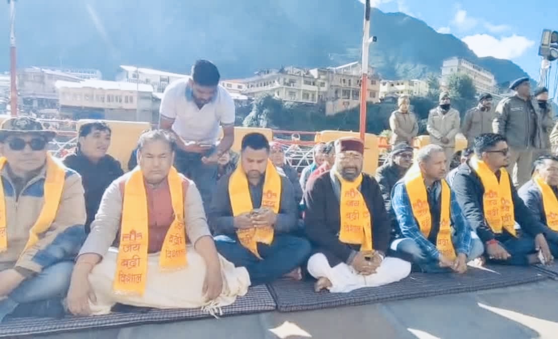 Uttarakhand: बदरीनाथ धाम में कथित चढ़ावा विवाद पर गरमाई सियासत, कांग्रेस विधायक लखपत बुटोला का मौन व्रत, एसआईटी जांच की मांग