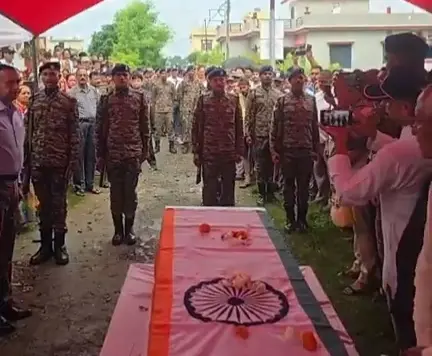 Haldwani: शहीद वारंट ऑफिसर बलवंत सिंह खेतवाल को नम आंखों से अंतिम विदाई, राजकीय सम्मान के साथ हुआ अंतिम संस्कार