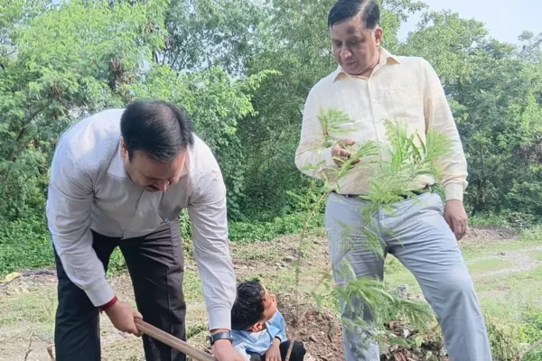 Dehradun: एमडीडीए उपाध्यक्ष बंशीधर तिवारी ने हरेला पर किया हरित दून अभियान का शुभारंभ, पौधरोपण से दिया पर्यावरण संरक्षण का संदेश