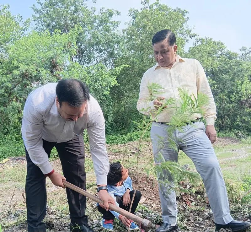 Dehradun: एमडीडीए उपाध्यक्ष बंशीधर तिवारी ने हरेला पर किया हरित दून अभियान का शुभारंभ, पौधरोपण से दिया पर्यावरण संरक्षण का संदेश