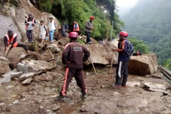 Rudraprayag: रुद्रप्रयाग में केदारनाथ पैदल मार्ग पर बोल्डर गिरने से घोड़ा डंडी सेवा बंद, सड़कों पर हाई अलर्ट